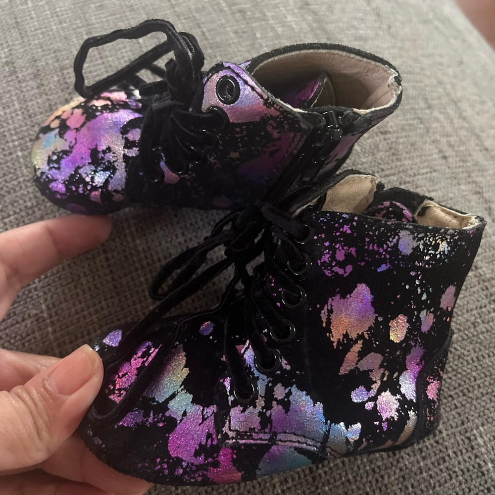 Spellbound Soles Infant holographic splatter boots Size 3
